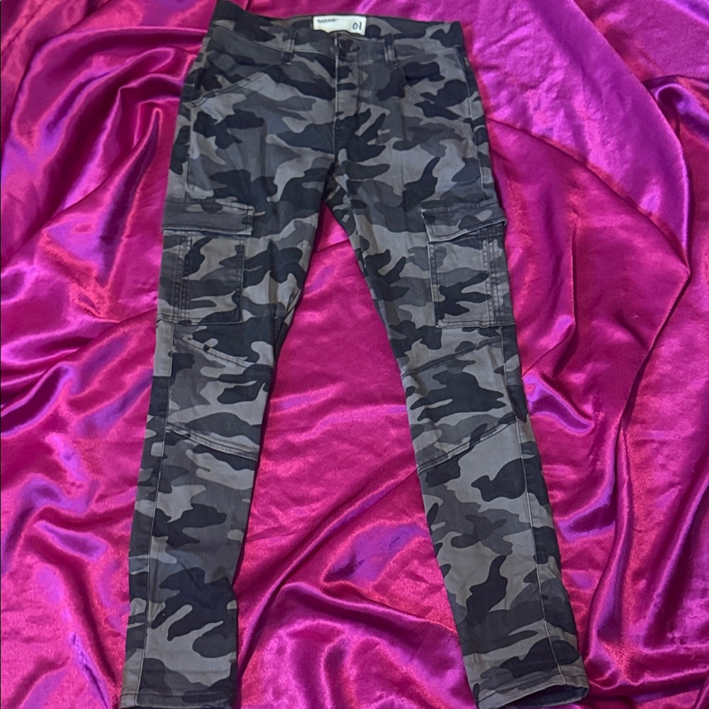 Garage jeans, size one Camouflage Cargo Pants midrise skinny